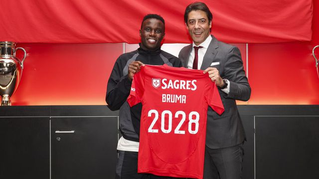 Bruma, na imagem com Rui Costa e com a camisola com o seu nome e o número 2028, ano do final do contrato, foi adquirido no último dia do mercado de inverno pelo Benfica ao SC Braga