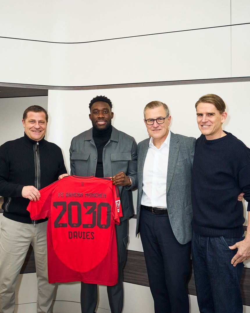 Alphonso Davies renovou contrato com o Bayern (Bayern Munique)