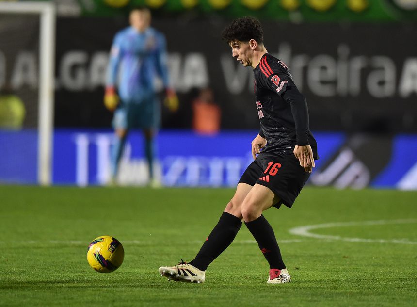 Manu Silva, médio contratado pelo Benfica nesta última janela de transferências ao V. Guimarães, tem a bola controlada e prepara mais um ataque dos encarnados no jogo frente ao Estrela da Amadora