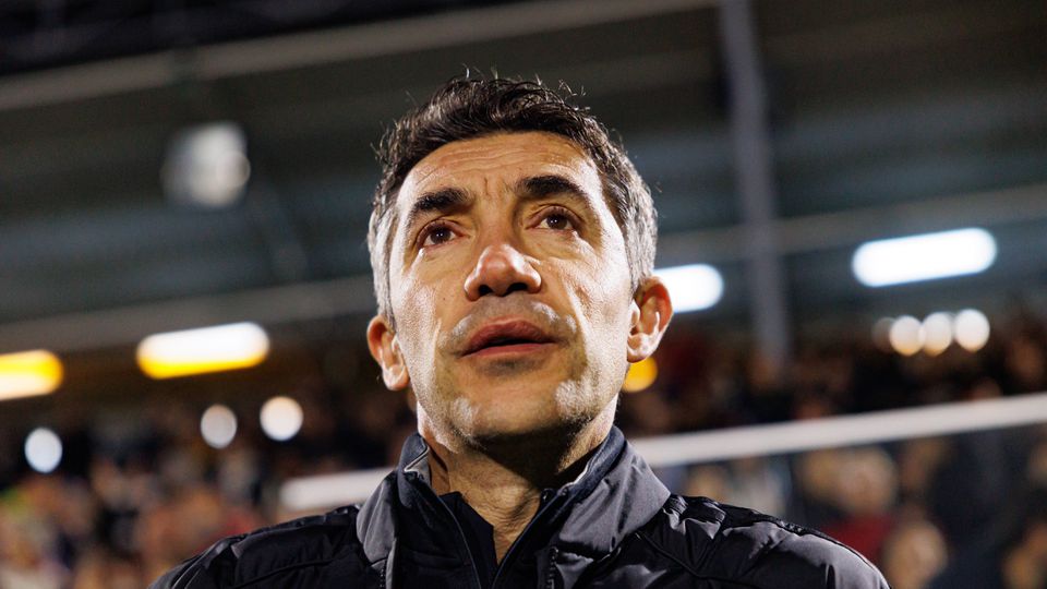 Bruno Lage, treinador do Benfica, contemplativo durante jogo da equipa
