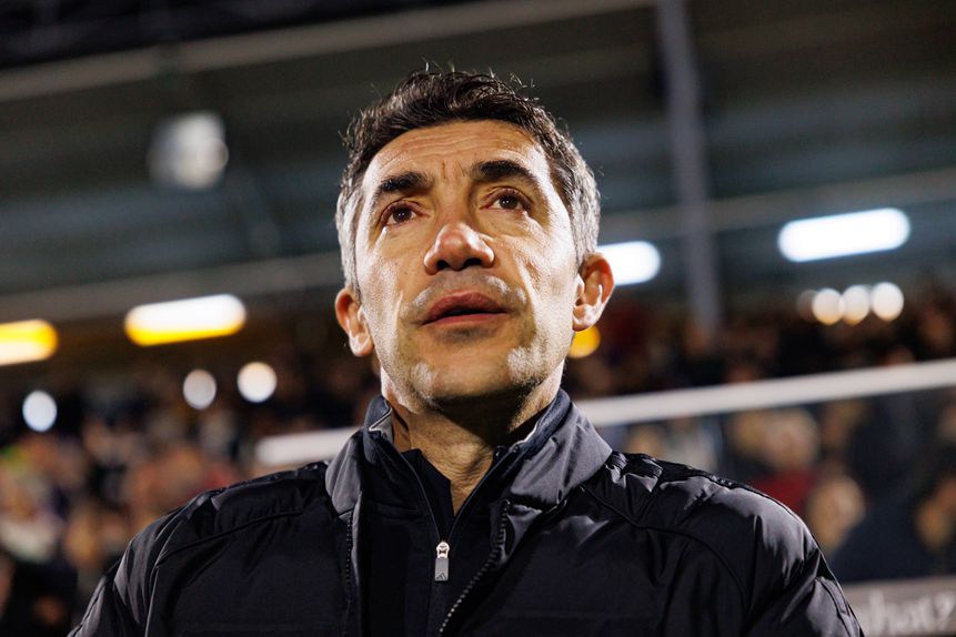 Bruno Lage, treinador do Benfica, contemplativo durante jogo da equipa