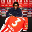 Tyrell Malacia, de óculos na cara, assina contrato com o PSV
