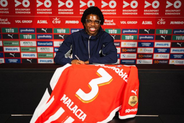 Tyrell Malacia, de óculos na cara, assina contrato com o PSV