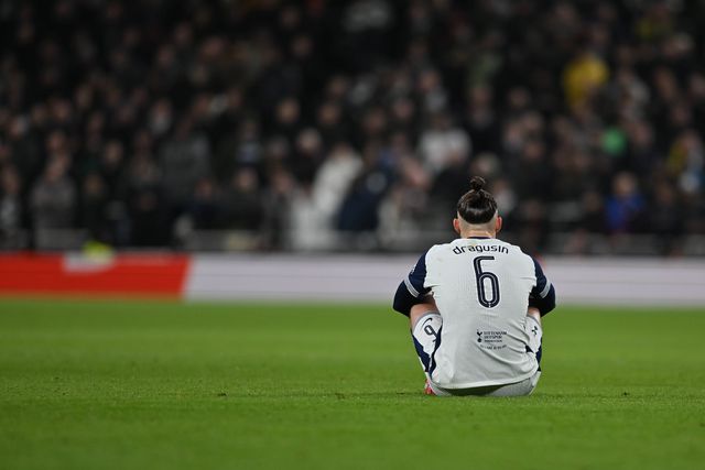 Central do Tottenham não joga mais esta temporada