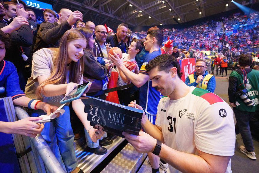 Salvador Salvador dá autógrafos após o França-Portugal do Mundial de andebol que terminou com a vitória dos franceses, por 35-34
