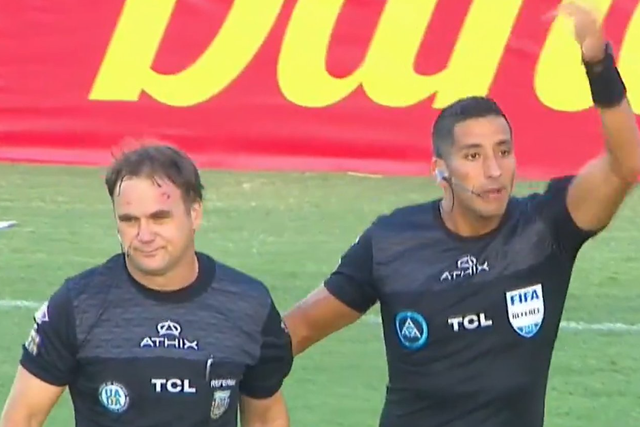 Árbitro assistente atingido na testa por um objeto arremessado das bancadas