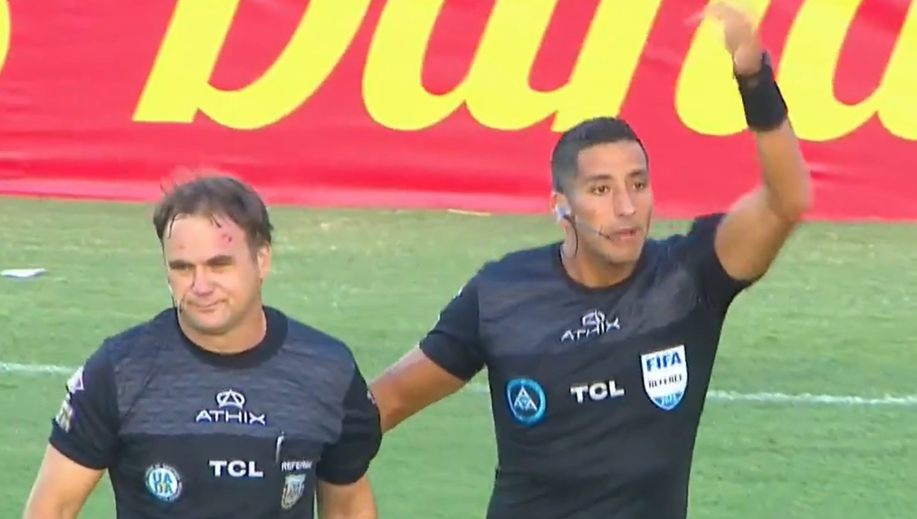 Árbitro assistente atingido na testa por um objeto arremessado das bancadas