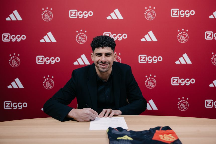 Matheus Magalhães rubrica novo contrato com o Ajax