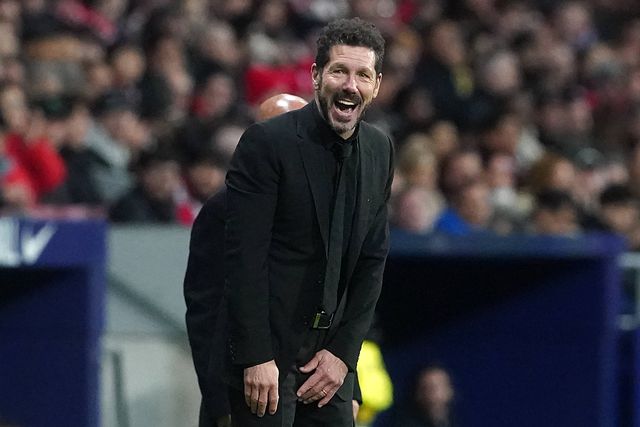 Diego Simeone ri durante um jogo do Atlético Madrid