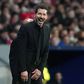 Diego Simeone ri durante um jogo do Atlético Madrid