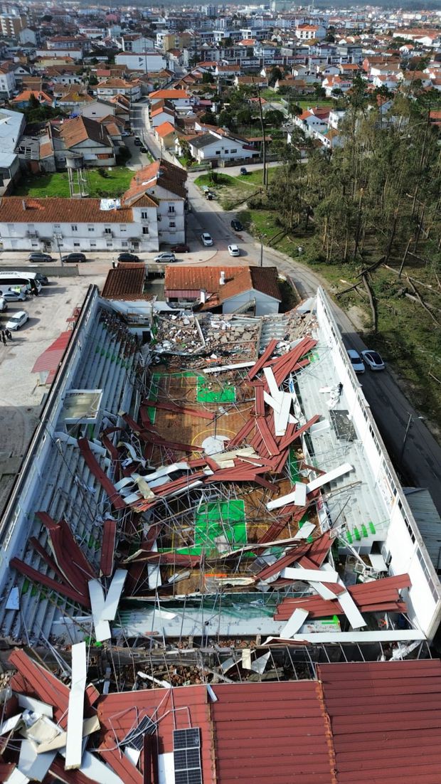 Vista aérea do Pavilhão da Embra, destruído pela depressão Kristin -Foto: SC Marinhense