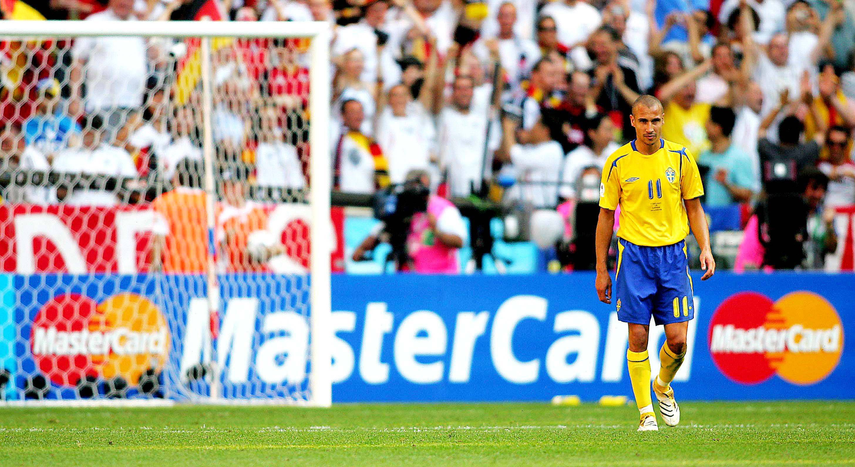 Henrik Larsson (Suécia) - Retirou-se após a derrota frente ao Senegal, no Mundial 2002. Voltou a jogar com a camisola da Suécia frente à Hungria, em jogo de qualificação para o Euro 2004