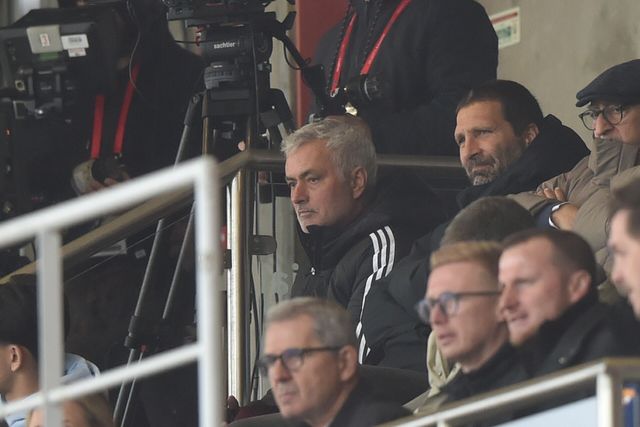 Mourinho ao lado do adjunto João Tralhão - Foto: Miguel Nunes