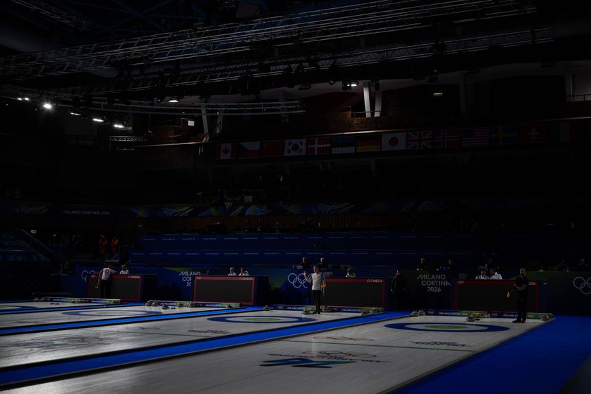 Primeiros jogos de curling estiveram interrompidos alguns minutos       Fotografia Imago