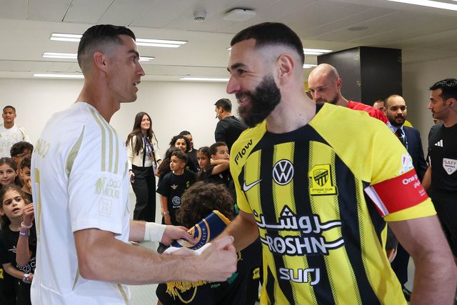 Cristiano Ronaldo a cumprimentar Karim Benzema, ambos como capitães de equipa (Foto: @SPL_EN)