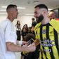 Cristiano Ronaldo a cumprimentar Karim Benzema, ambos como capitães de equipa (Foto: @SPL_EN)