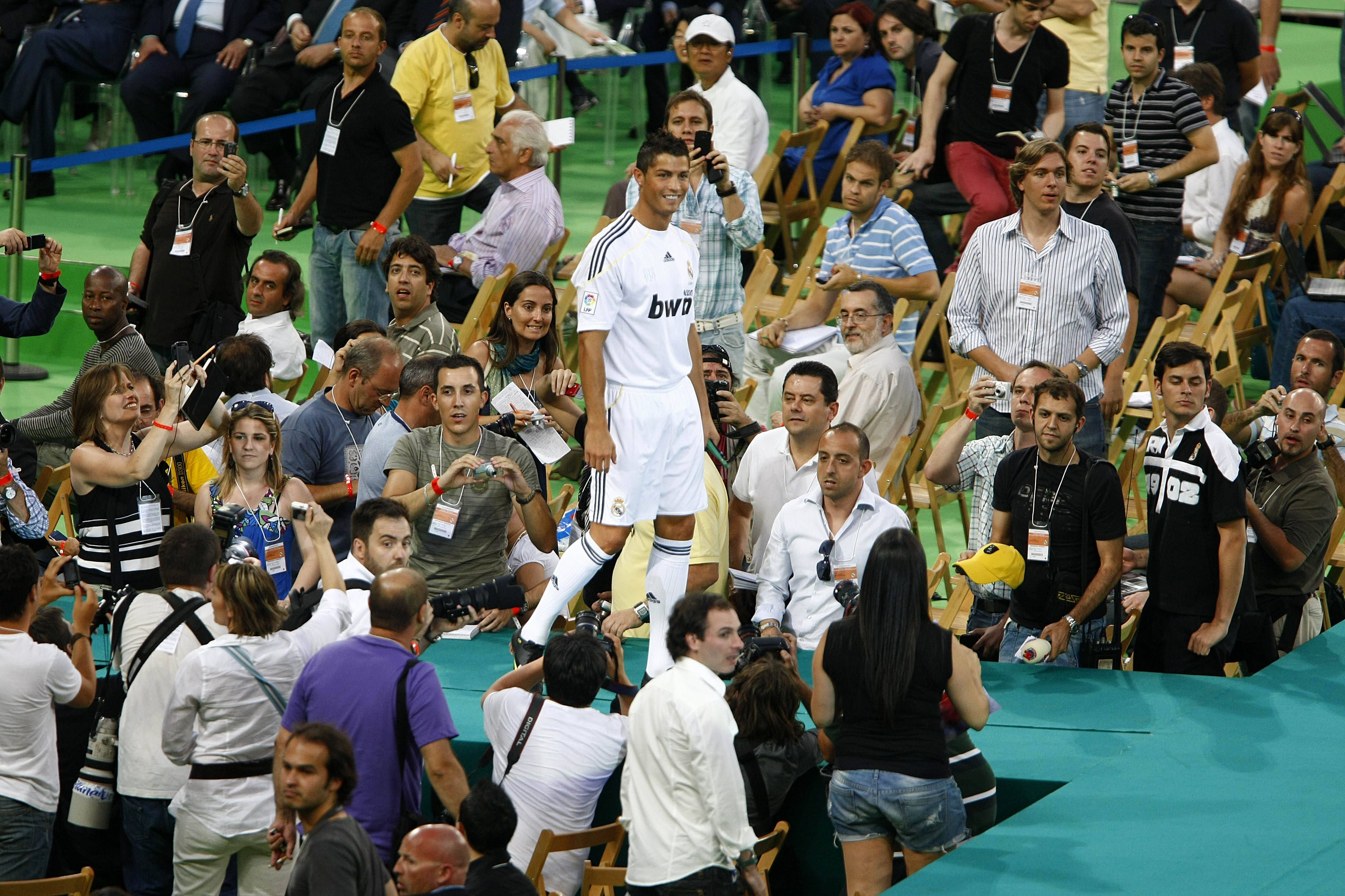 Ronaldo na apresentação no Real Madrid, 2009, com a presença de Eusébio