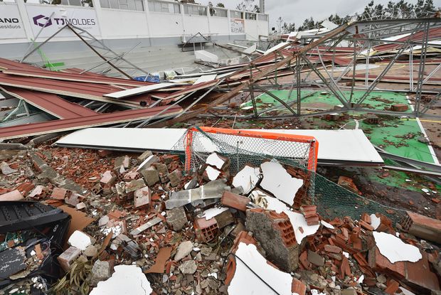 Uma baliza de hóquei em patins entre os destroços do pavilhão da Embra, destruído pela depressão Kristin - Foto: Miguel Nunes