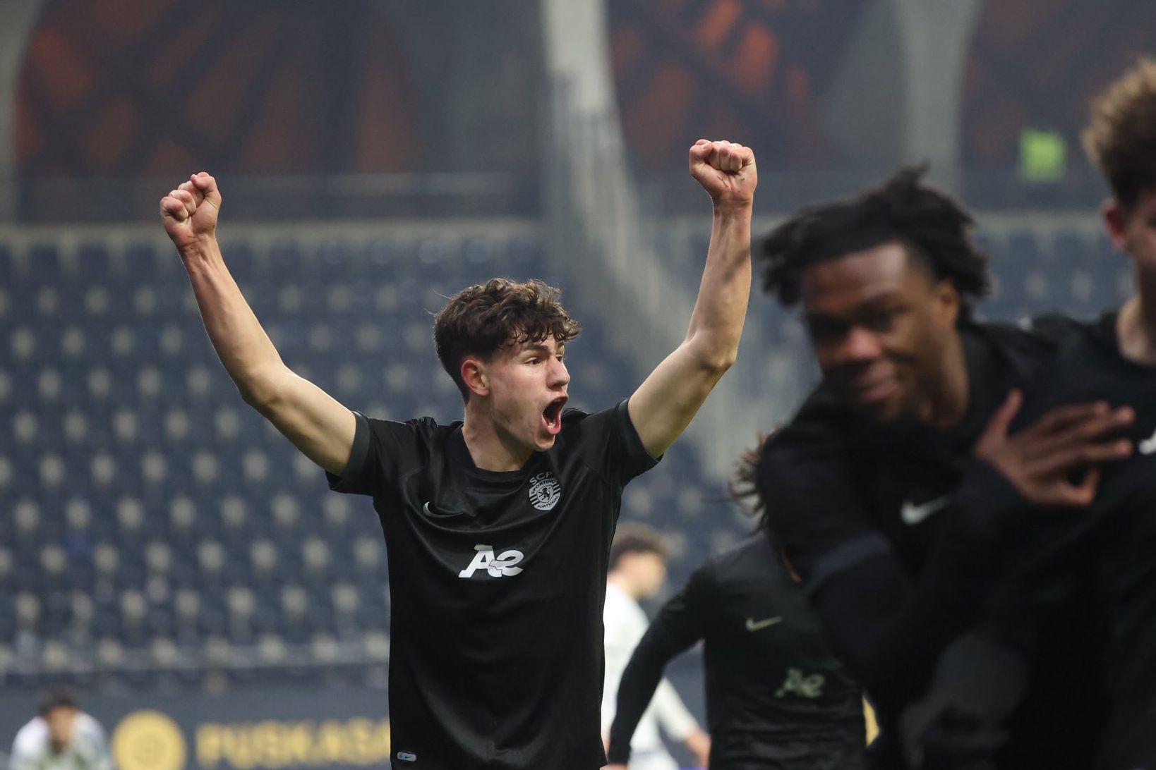 Miguel Almeida festeja efusivamente o golo que valeu a passagem do Sporting aos oitavos de final da Youth League (Foto Sporting CP)
