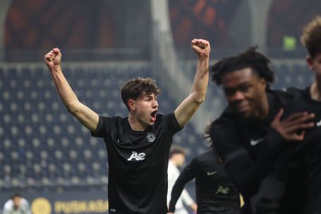 Miguel Almeida festeja efusivamente o golo que valeu a passagem do Sporting aos oitavos de final da Youth League (Foto Sporting CP)