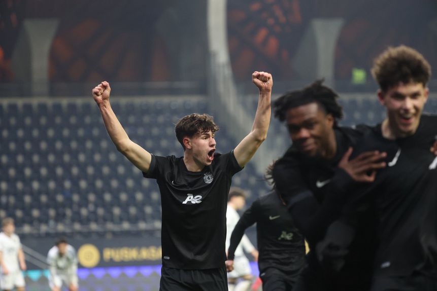 Miguel Almeida festeja efusivamente o golo que valeu a passagem do Sporting aos oitavos de final da Youth League (Foto Sporting CP)