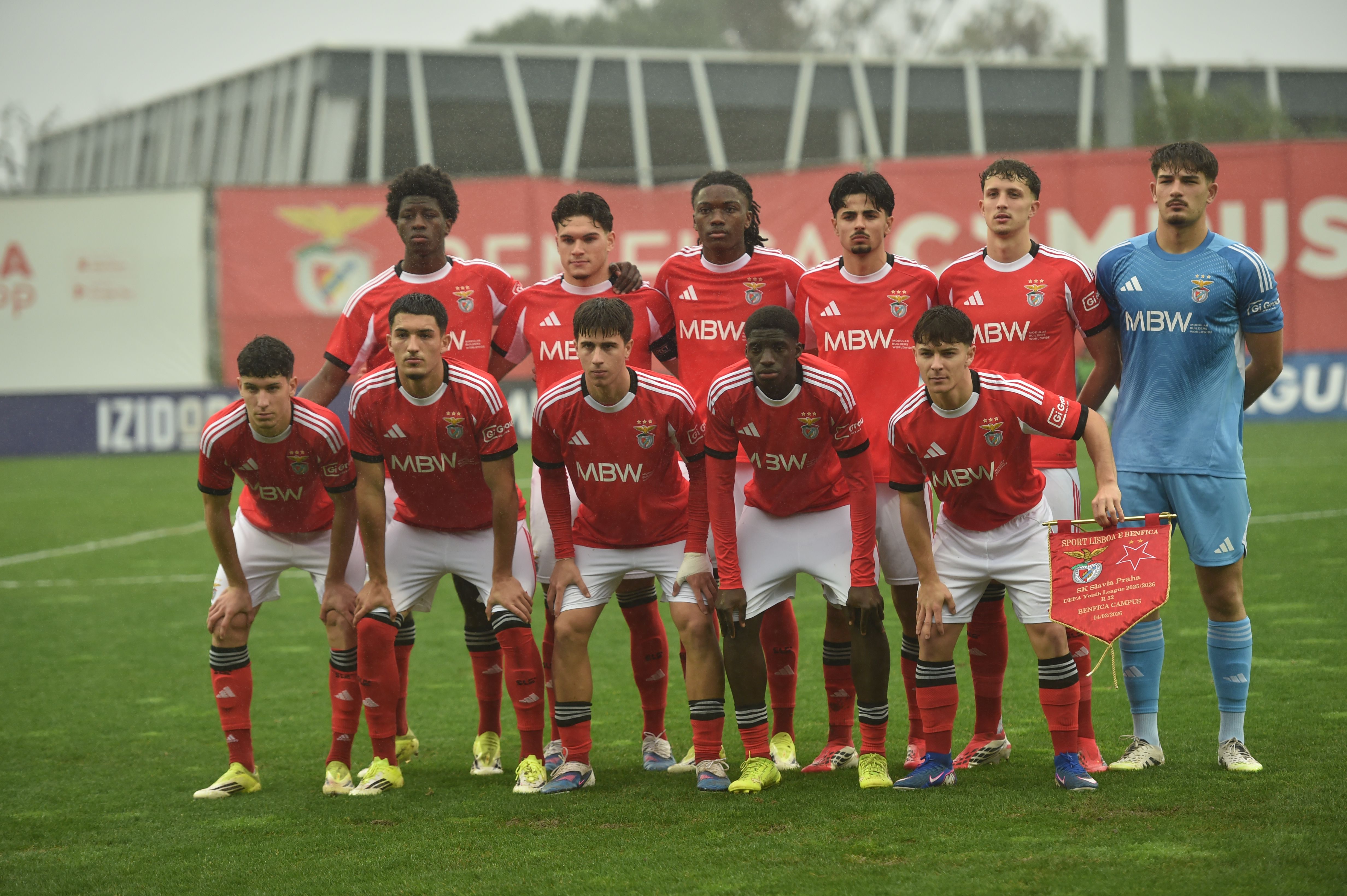 A equipa titular dos encarnados com cinco 'meninos' habitualmente chamados por Mourinho - Foto: Miguel Nunes