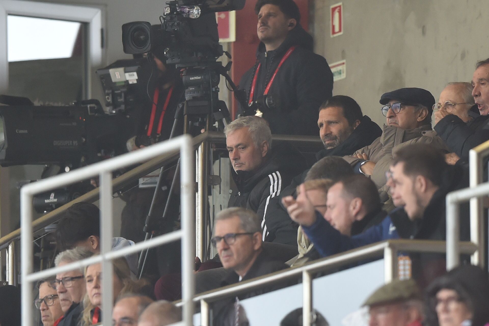José Mourinho atento à partida dos 'miúdos' encarnados. Humberto Coelho também marca presença - Foto: Miguel Nunes