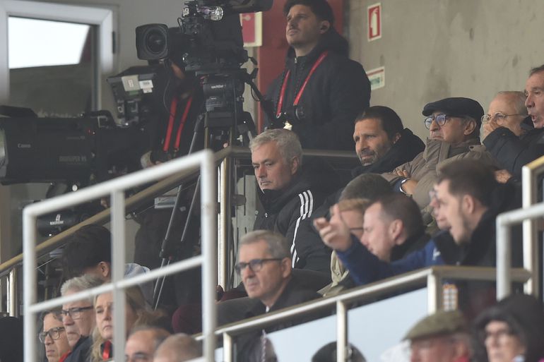 José Mourinho atento à partida dos 'miúdos' encarnados. Humberto Coelho também marca presença - Foto: Miguel Nunes