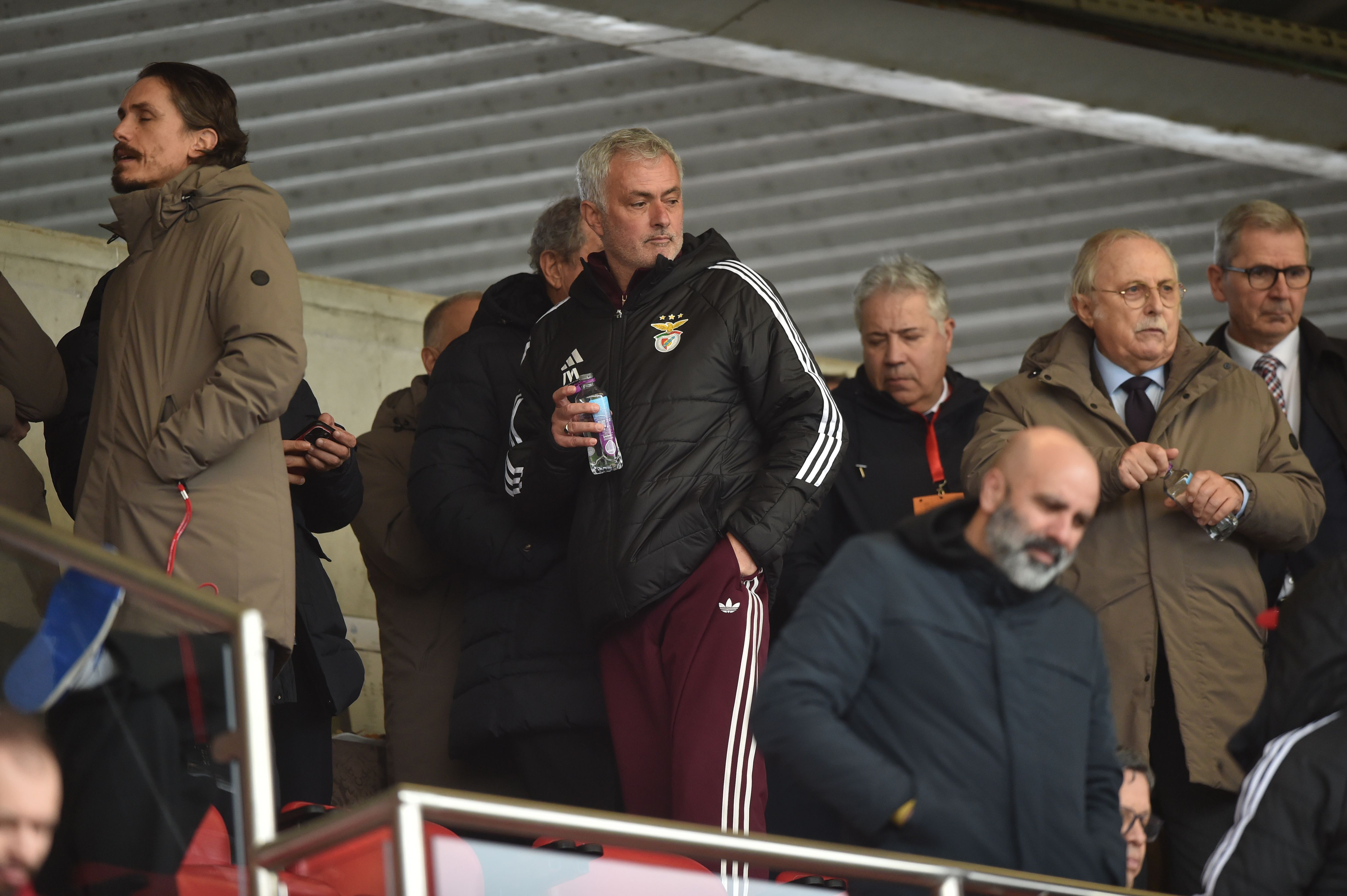 Técnico das águias assiste ao duelo das jovens águias - Foto: Miguel Nunes