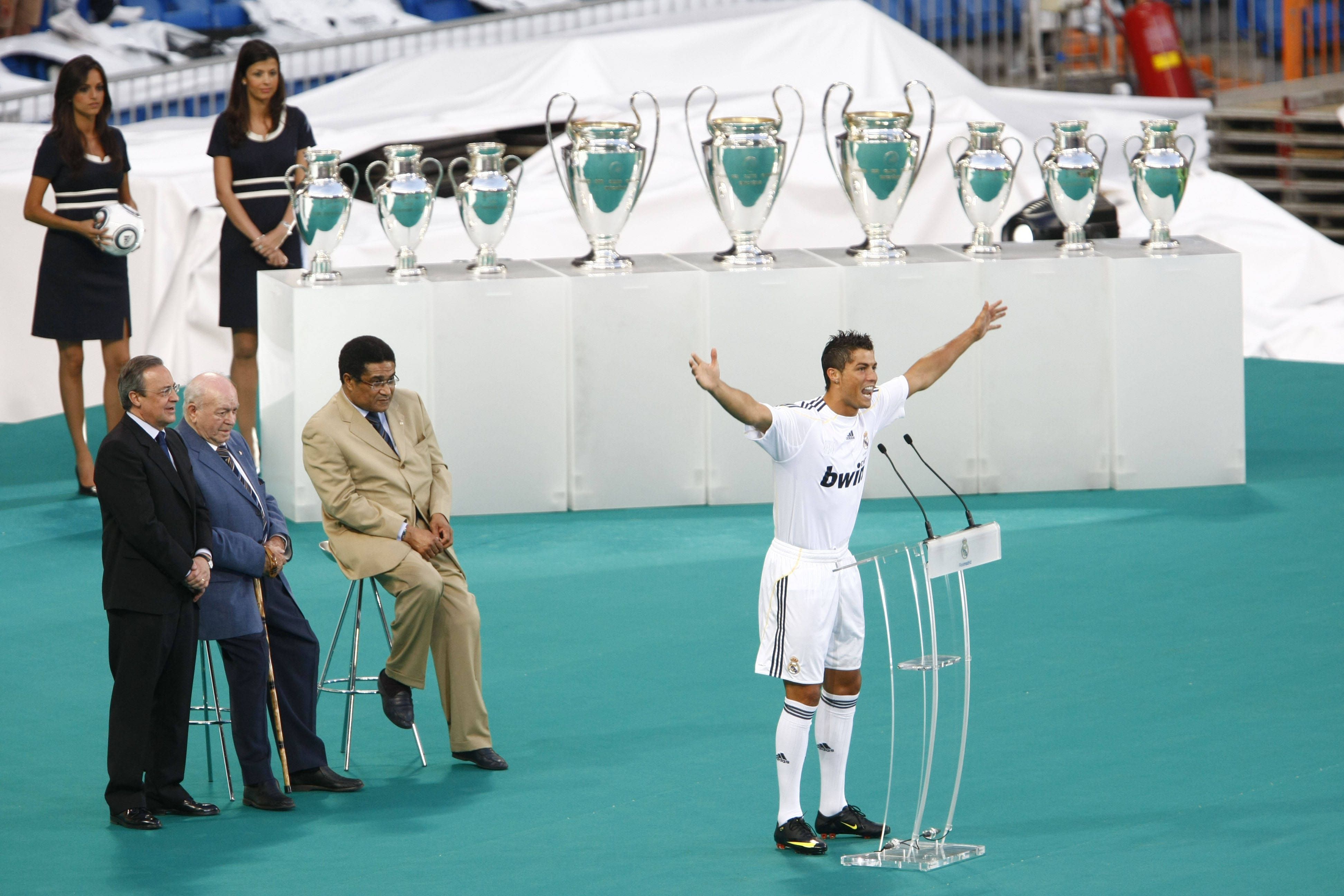 Ronaldo na apresentação no Real Madrid, 2009, com a presença de Eusébio