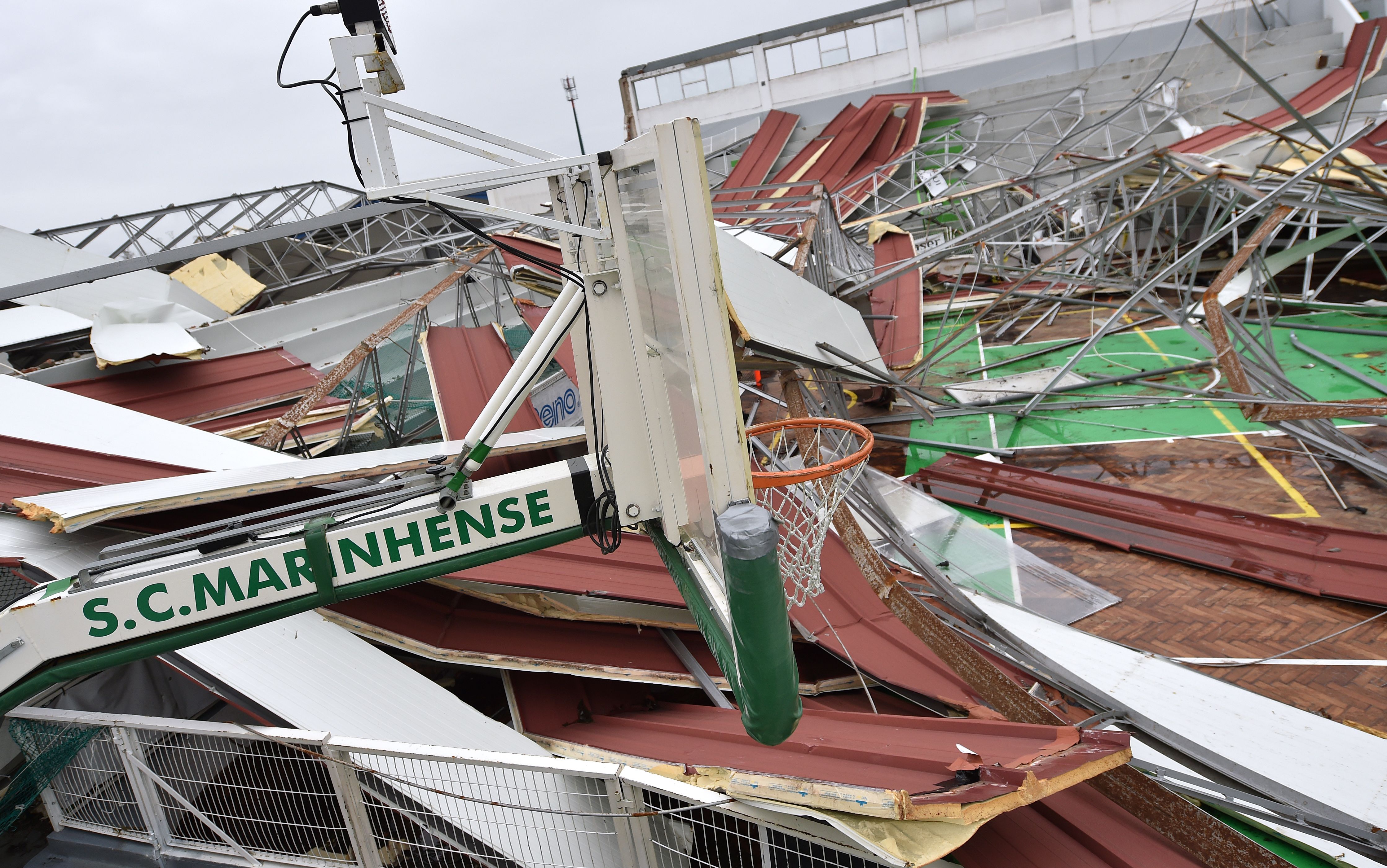 Uma tabela de basquetebol entre os destroços do pavilhão do SC Marinhense - Foto: Niguel Nunes