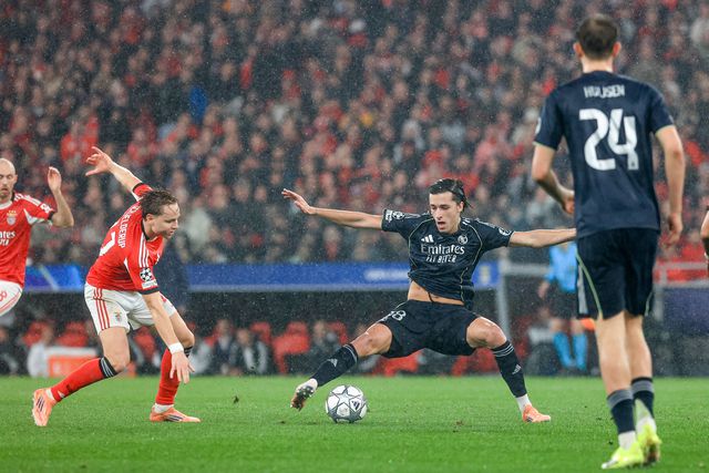 Álvaro Carreras em duelo com Schjelderup no jogo em Lisboa - Foto: IMAGO