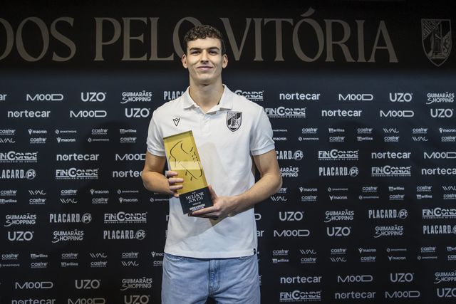 Gonçalo Nogueira recebe o prémio de Melhor Jovem da Liga do mês de dezembro - Foto: Vitória de Guimarães