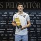 Gonçalo Nogueira recebe o prémio de Melhor Jovem da Liga do mês de dezembro - Foto: Vitória de Guimarães