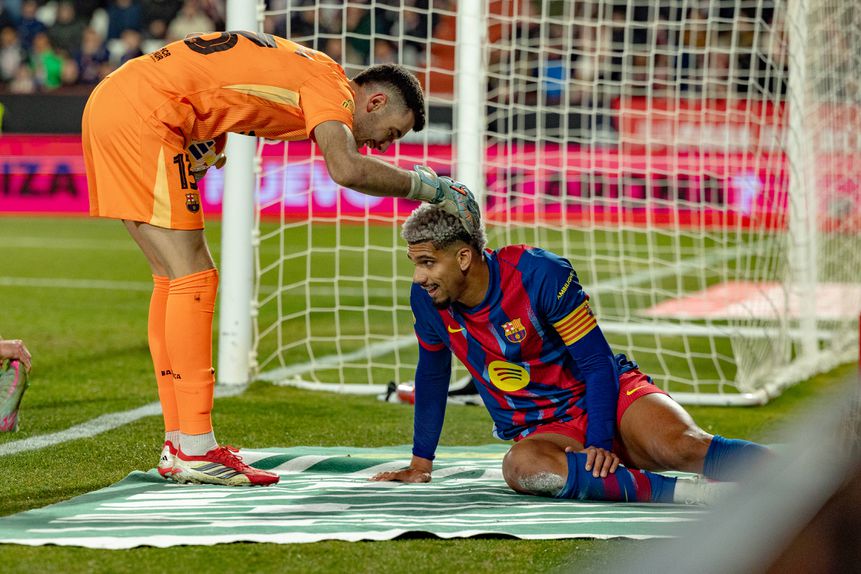 Joan Garcia com Ronald Araújo... e a bola