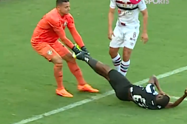 VÍDEO: guarda-redes arrasta jogador para fora de campo, mas colega volta a empurrá-lo para dentro