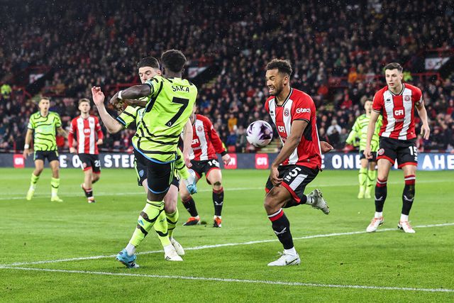 Arsenal goleia Sheffield United e continua a lutar pelo topo