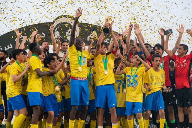 Cristianinho sagra-se campeão pelos sub-13 do Al Nassr e Ronaldo reage