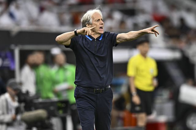 Jorge Jesus a dar indicações aos seus jogadores do Al Hilal no Uzbequistão