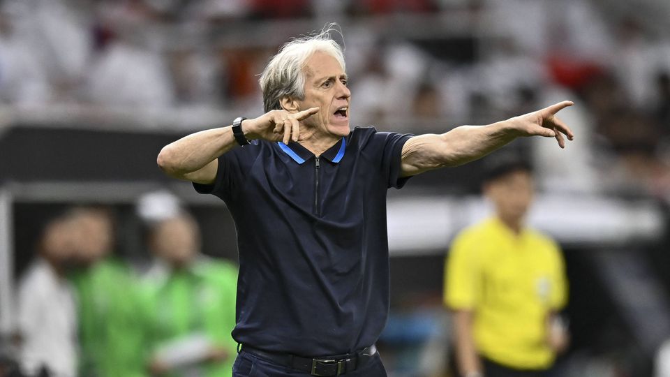 Jorge Jesus a dar indicações aos seus jogadores do Al Hilal no Uzbequistão