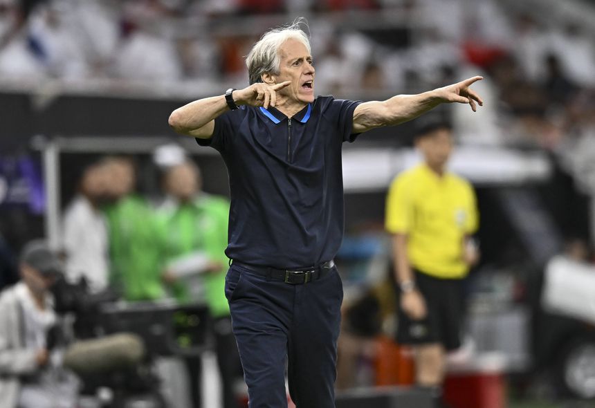 Jorge Jesus a dar indicações aos seus jogadores do Al Hilal no Uzbequistão