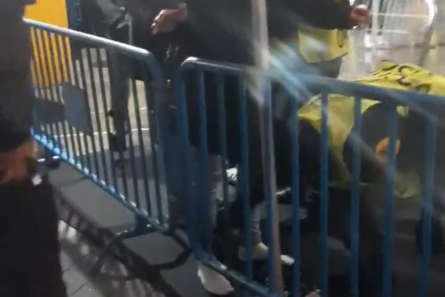 Nem os sapatos escapam na revista para o acesso ao Bernabéu (vídeo)