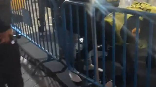 Nem os sapatos escapam na revista para o acesso ao Bernabéu (vídeo)