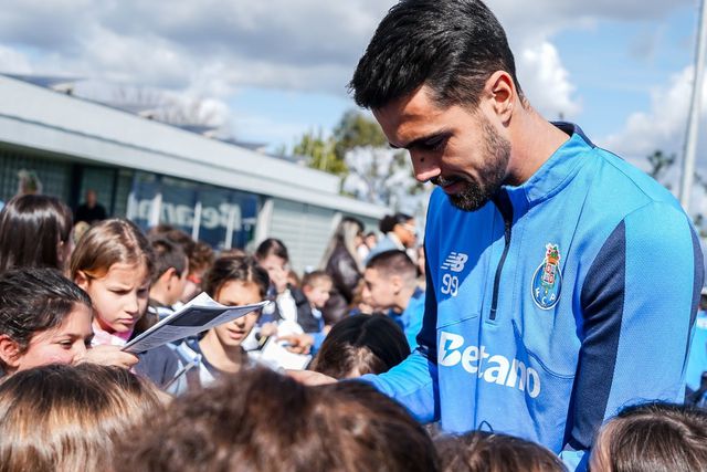 Diogo Costa distribuiu autógrafos entre os mais novos (Foto: FC Porto)