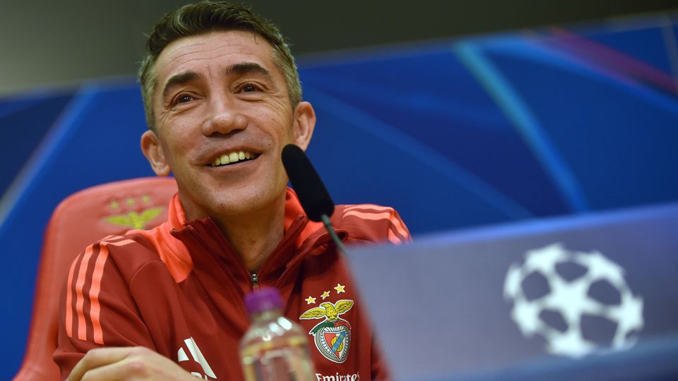 Bruno Lage fala aos jornalistas durante a antevisão do jogo entre o Benfica e o Barcelona da segunda mão dos oitavos de final da Liga dos Campeões