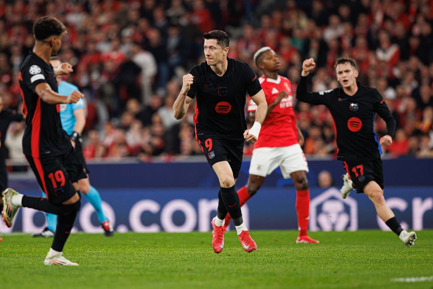 Robert Lewandowski a celebrar o bis pelo Barcelona na Luz diante do Benfica