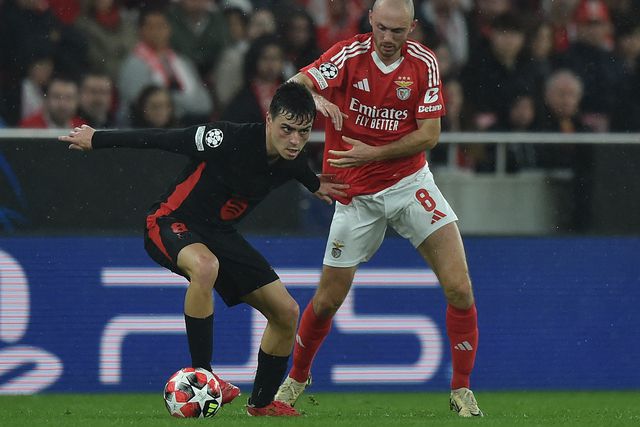 Pedri e Aursnes em luta no jogo da UEFA Champions League entre Benfica e Barcelona, a 21 de janeiro de 2025, no Estádio da Luz