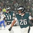 Saquon Barkley corre no meio da neve, durante um jogo dos Philadelphia Eagles