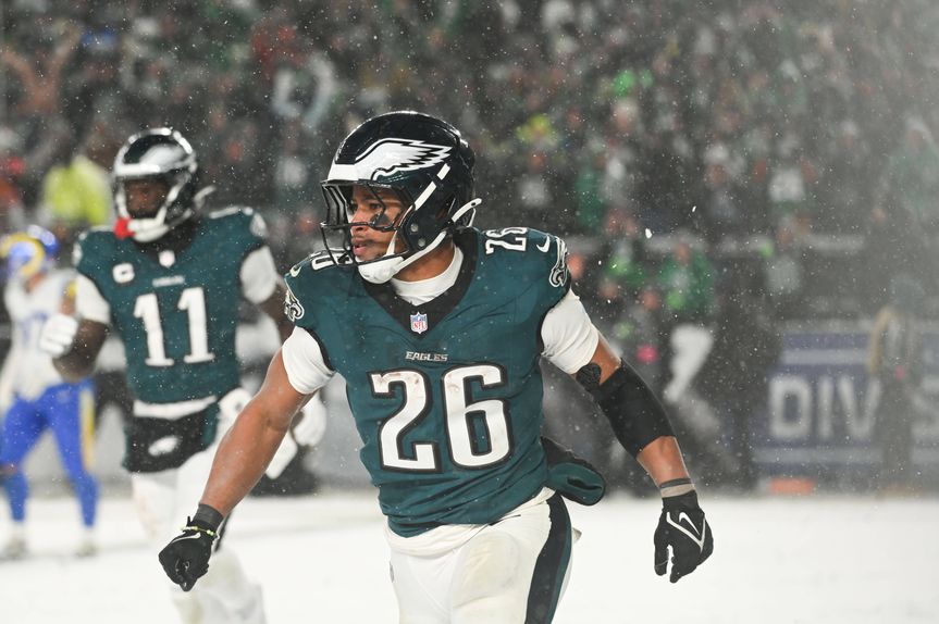 Saquon Barkley corre no meio da neve, durante um jogo dos Philadelphia Eagles
