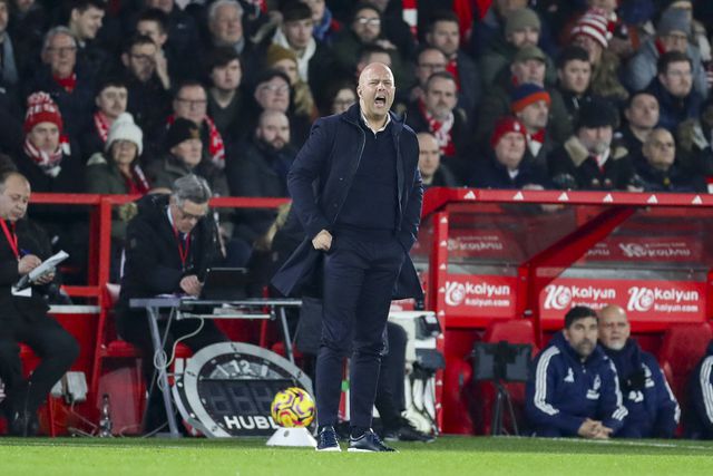 Arne Slot grita com os jogadores do Liverpool no jogo com o Forest